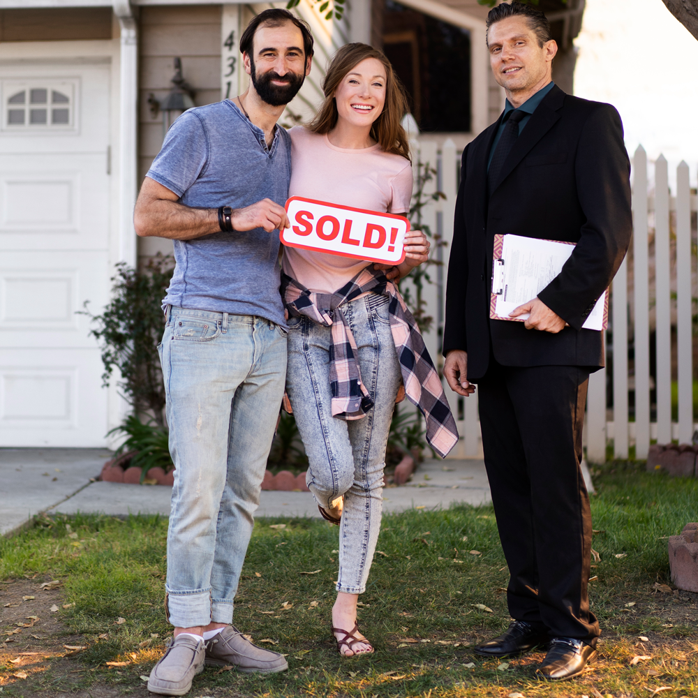 couple-signing-papers-fr-new-house